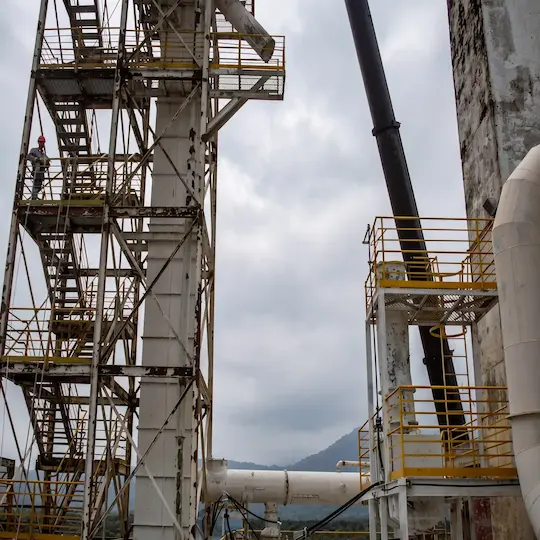 Desmontagem de estrutura industrial metálica em obra de demolição industrial